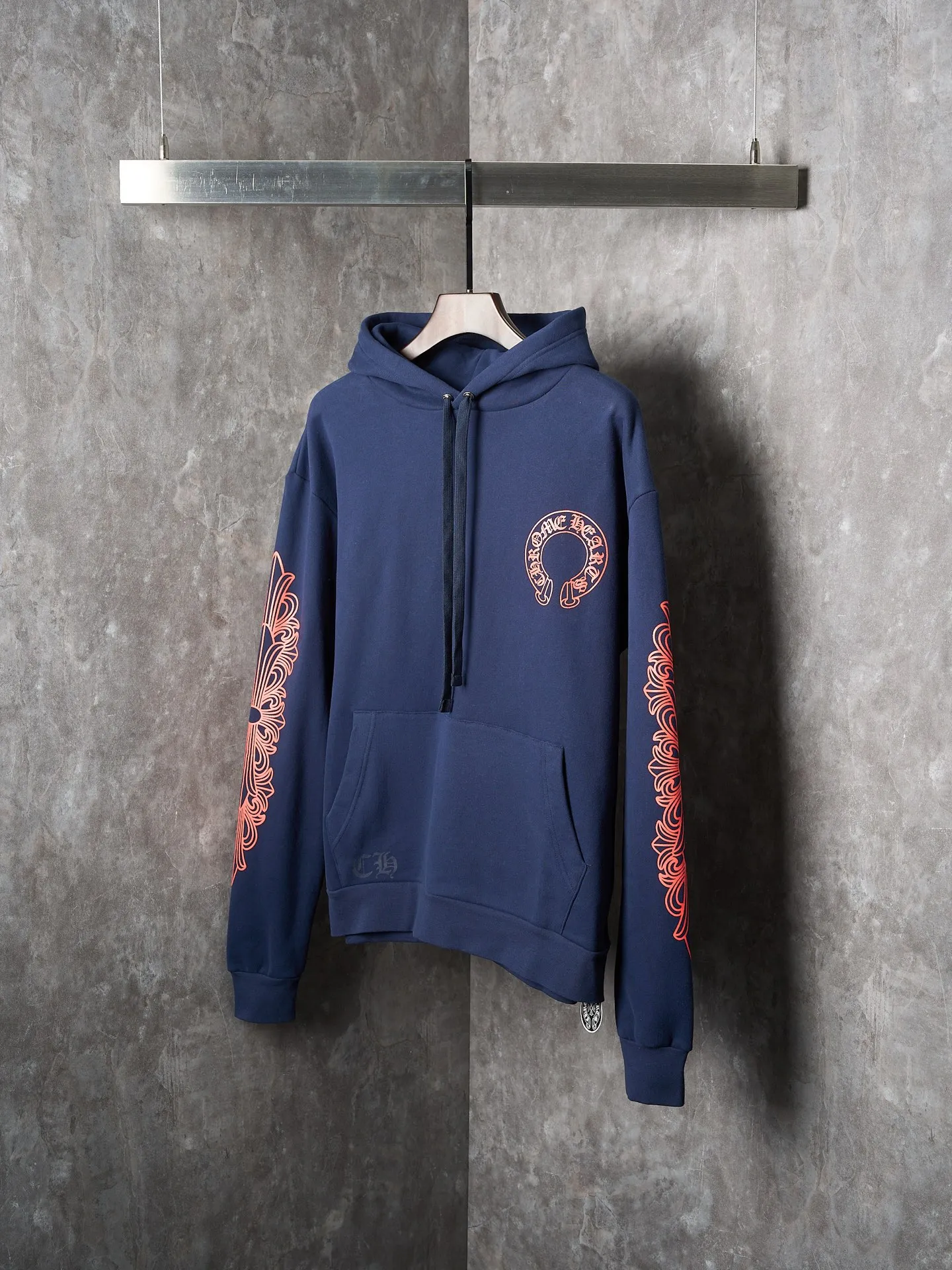 P420 Physical auction】Chrome Hearts/Chrome Heart red horseshoe print hooded sweatshirt [Ready stock] S M L A rebellious ceremony about wearing and performing. Adopt glue printing. The printing has been modified three times by the film screen. Use glue liquid paint to print the pattern on the fabric. Bake the fabric to fix the printed pattern. The fabrics have been washed and have a better hand feel. Not easy to deform, not easy to shrink, not easy to fade. Maintain long-term beauty and loose fit.